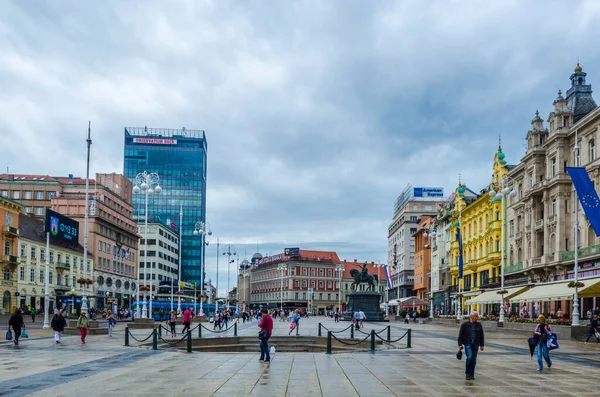 ZAGREB, CROATIA, 28 Temmuz 2015: Hırvatistan 'ın Zagreb kentindeki merkez kent meydanındaki (Trg bana Jelacica) Jelaciç heykelini yasaklayın. Buradaki en eski bina 1827 'de inşa edilmiş.