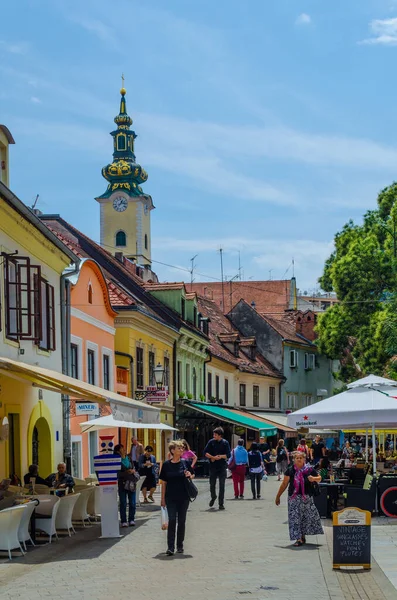 ZAGREB, CROATIA, 28 HAZİRAN 2015: Hırvat başkenti zagreb 'de sokak filana yarışları yazın güneşli bir günde yerel halk ve turistlerin birçok çevredeki restorandan birinde öğle yemeği yemeleri ile dolup taşıyor.