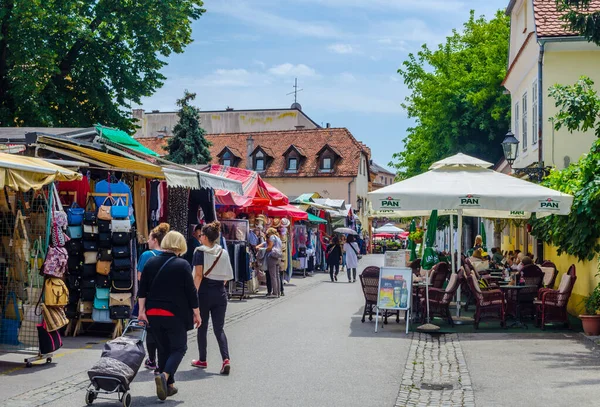 ZAGREB, CROATIA, 28 HAZİRAN 2015: Hırvat başkenti zagreb 'de sokak filana yarışları yazın güneşli bir günde yerel halk ve turistlerin birçok çevredeki restorandan birinde öğle yemeği yemeleri ile dolup taşıyor.