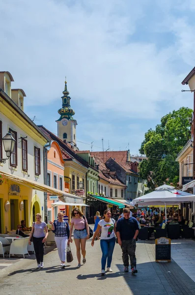 ZAGREB, CROATIA, 28 HAZİRAN 2015: Hırvat başkenti zagreb 'de sokak filana yarışları yazın güneşli bir günde yerel halk ve turistlerin birçok çevredeki restorandan birinde öğle yemeği yemeleri ile dolup taşıyor.