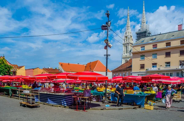 Zagreb Croatia Lipiec 2015 Mieszkańcy Kupują Świeżą Żywność Rolników Targu — Zdjęcie stockowe