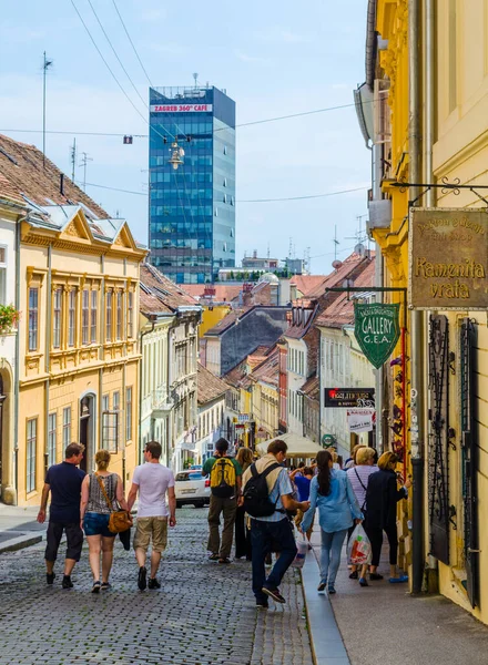 ZAGREB, CROATIA, 28 Temmuz 2015: Radiceva Caddesi Zagreb 'in en güzel sokaklarından biridir.