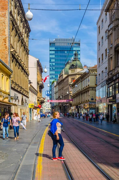 ZAGREB, CROATIA, 28 HAZİRAN 2015: İnsanlar yağmurlu yaz günlerinde Hırvat başkenti zagreb 'de İlya caddesinde yürüyorlar.