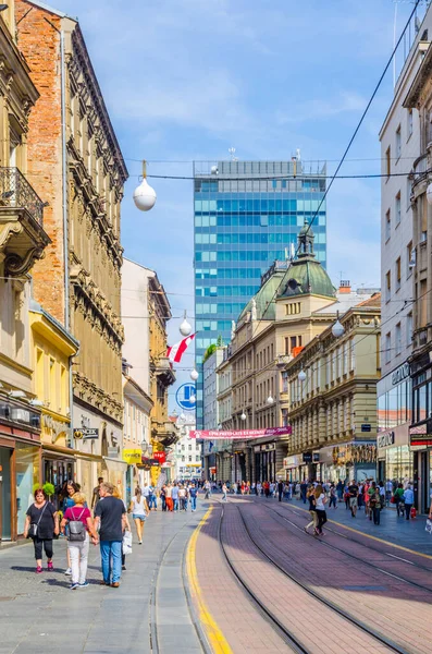 ZAGREB, CROATIA, 28 HAZİRAN 2015: İnsanlar yağmurlu yaz günlerinde Hırvat başkenti zagreb 'de İlya caddesinde yürüyorlar.