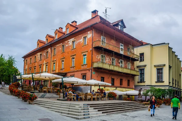 LJUBLJANA, SLOVENIA, 29 Temmuz 2015: Sloven başkenti Ljubljana 'da Ljubljanica nehrinin nehir kıyısında yer alan popüler bir restoranın manzarası