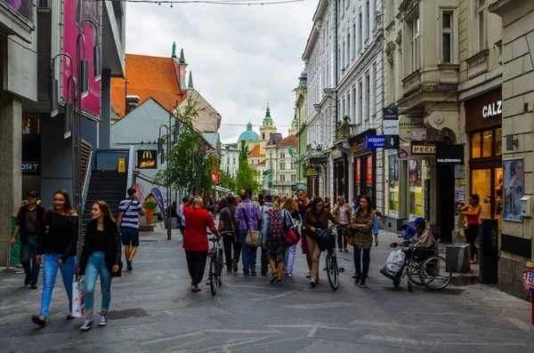 LJUBLJANA, SLOVENIA, 29 Temmuz 2015: Ljubljana Copova caddesinde yayalar. Slovenya 'nın Ljubljana kentindeki yaya bölgesinde yürüyen insanlar.