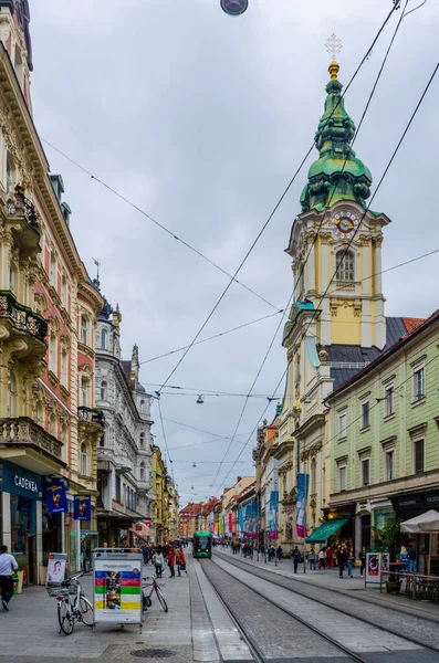 GRAZ, AUSTRIA, 30 Temmuz 2015: Ocak ayında Avusturya 'nın Stadtpfarrkirche kenti yakınlarındaki Graz Eski Kentinde Herrengasse' nin sokak manzarası