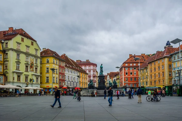 GRAZ, AUSTRIA, 30 Temmuz 2015: Graz, Avusturya 'daki Main City Square (Hauptplatz). 300.000 kişilik nüfusuyla Graz, Avusturya 'nın ikinci en büyük şehri ve federal Styria eyaletinin başkentidir.