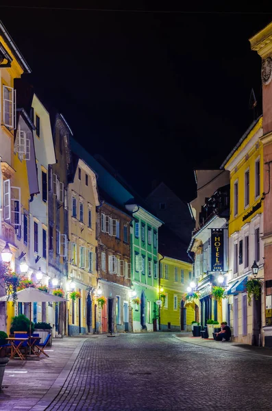 LJUBLJANA, SLOVENİA. 29 Temmuz 2015: Ijubljana 'nın ortaçağ merkezindeki Ciril-metodov trg meydanının gece görüntüsü