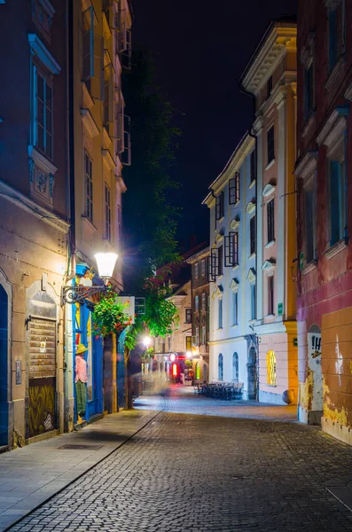 LJUBLJANA, SLOVENİA. 29 Temmuz 2015: Ijubljana 'nın ortaçağ merkezindeki Ciril-metodov trg meydanının gece görüntüsü
