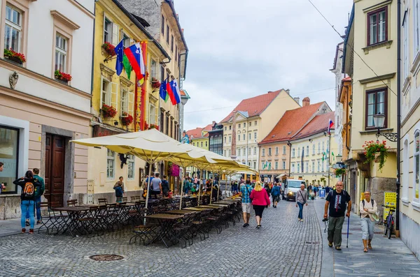 LJUBLJANA, SLOVENİA. 29 Temmuz 2015: Ijubljana 'nın ortaçağ merkezindeki Ciril-metodov Trg Meydanı