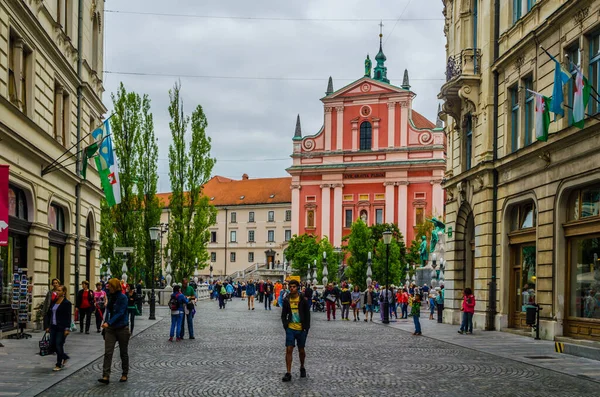 LJUBLJANA, SLOVENIA, 29 Temmuz 2015: Stritarjeva caddesi, üçlü köprü yakınlarındaki turistler için başlıca yaya yollarından biri.