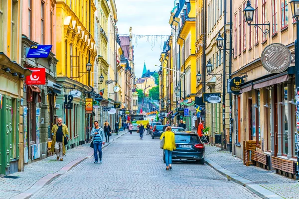 STOCKHOLM, SWEDEN, AĞUSTOS 18 Ağustos 2016: Stockholm 'ün merkezindeki Gamla Stan ilçesinde insanlar sokakta geziniyor.