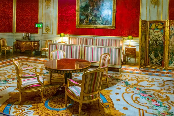 STOCKHOLM, SWEDEN, AĞUSTOS 18 Ağustos 2016: Gamla Stan, Stockholm, İsveç 'teki Kungliga slottet şatosunun manzarası