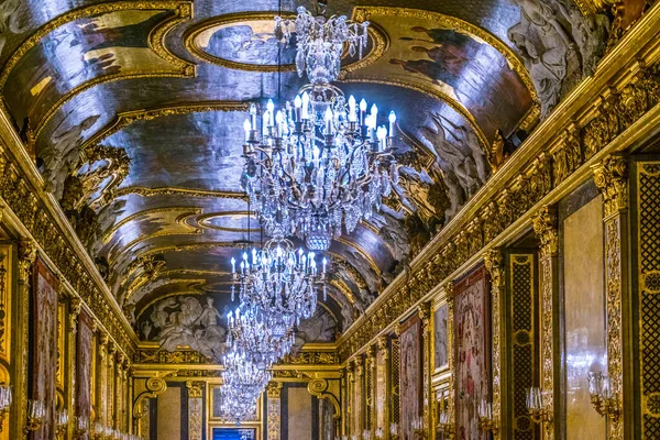 STOCKHOLM, SWEDEN, AĞUSTOS 18 Ağustos 2016: Gamla Stan, Stockholm, İsveç 'teki Kungliga slottet şatosunun birçok avizesinin bulunduğu bir koridor manzarası