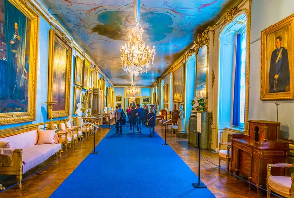 STOCKHOLM, SWEDEN, AĞUSTOS 18 Ağustos 2016: Gamla Stan, Stockholm, İsveç 'teki Kungliga slottet şatosunun birçok avizesinin bulunduğu bir koridor manzarası