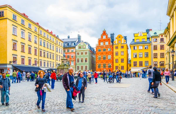 STOCKHOLM, SWEDEN, AĞUSTOS 19 Ağustos 2016: İnsanlar Gamla Stan 'deki Stortorget Meydanı' nda geziniyorlar.
