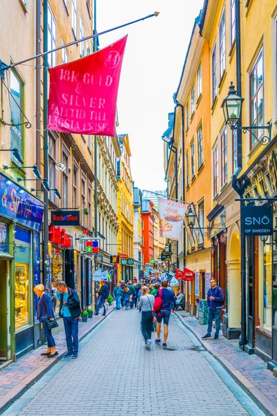 STOCKHOLM, SVEDEN, AĞUSTUSTOS 19 Ağustos 2016: Stockholm 'ün merkezindeki Gamla Stan ilçesinde insanlar sokakta geziniyor.