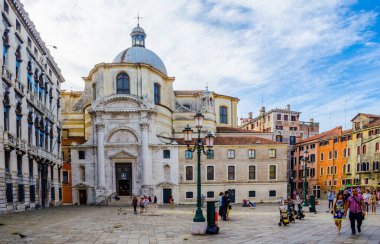 VENICE, ITALY, SEPTEMBER 20, 2015: San Geremia Kilisesi ve palazzo labia ile ünlü İtalya 'nın Venedik kentindeki San Geremia Meydanı' ndan bir grup turist geçiyor.
