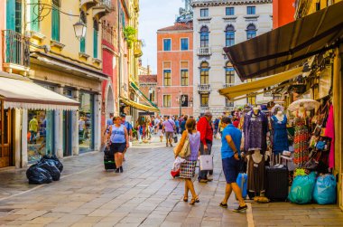 VENICE, ITALY, SEPTEMBER 20, 2015: kalabalık Rio Tera lista di spagna caddesinden geçiyor Santa Lucia tren istasyonunu şehrin kuzey kısmına bağlayan