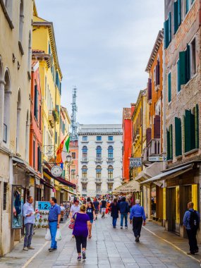 VENICE, ITALY, SEPTEMBER 20, 2015: kalabalık Rio Tera lista di spagna caddesinden geçiyor Santa Lucia tren istasyonunu şehrin kuzey kısmına bağlayan