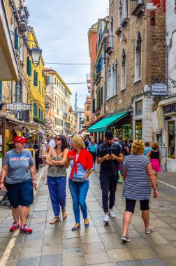 VENICE, ITALY, SEPTEMBER 20, 2015: kalabalık Rio Tera lista di spagna caddesinden geçiyor Santa Lucia tren istasyonunu şehrin kuzey kısmına bağlayan