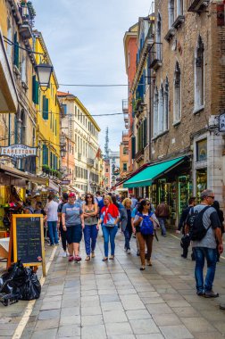 VENICE, ITALY, SEPTEMBER 20, 2015: kalabalık Rio Tera lista di spagna caddesinden geçiyor Santa Lucia tren istasyonunu şehrin kuzey kısmına bağlayan