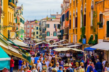 VENICE, ITALY, EPTEMBER 20 EYLÜL 2015: Kalabalık turistler yoğun Rio Tera Farsetti caddesinden geçiyor..