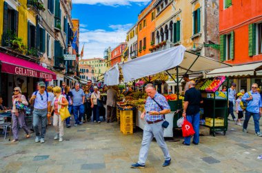VENICE, ITALY, EPTEMBER 20 EYLÜL 2015: Kalabalık turistler yoğun Rio Tera Farsetti caddesinden geçiyor..