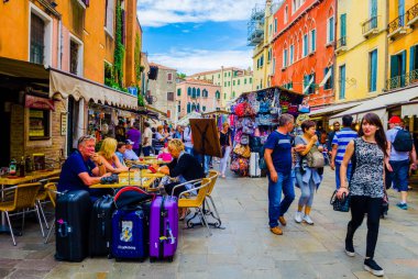VENICE, ITALY, EPTEMBER 20 EYLÜL 2015: Kalabalık turistler yoğun Rio Tera Farsetti caddesinden geçiyor..