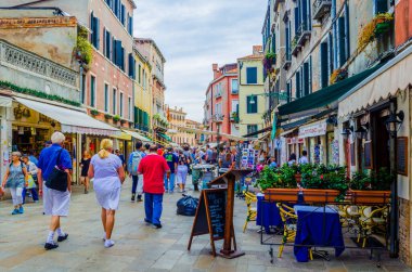 VENICE, ITALY, EPTEMBER 20 EYLÜL 2015: Kalabalık turistler yoğun Rio Tera Farsetti caddesinden geçiyor..
