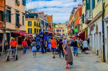 VENICE, ITALY, EPTEMBER 20 EYLÜL 2015: Kalabalık turistler yoğun Rio Tera Farsetti caddesinden geçiyor..