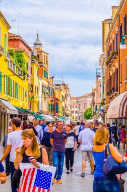VENICE, ITALY, EPTEMBER 20 EYLÜL 2015: İnsanlar şehrin ana caddelerine ait olan İtalya 'nın Venedik kentindeki strada nuova caddesinde geziniyorlar..