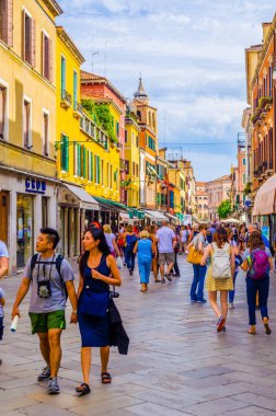 VENICE, ITALY, EPTEMBER 20 EYLÜL 2015: İnsanlar şehrin ana caddelerine ait olan İtalya 'nın Venedik kentindeki strada nuova caddesinde geziniyorlar..