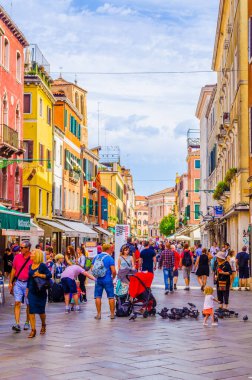 VENICE, ITALY, EPTEMBER 20 EYLÜL 2015: İnsanlar şehrin ana caddelerine ait olan İtalya 'nın Venedik kentindeki strada nuova caddesinde geziniyorlar..