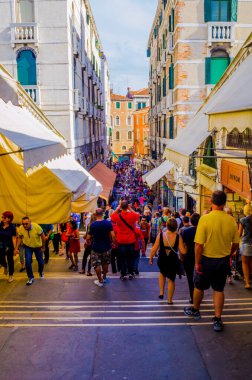 Venedik, İtalya, 20 Eylül 2015: Venedik, İtalya 'da turistlerin bulunduğu ünlü ve popüler sitelerden biri olan Rialto Köprüsü' ndeki hediyelik eşya dükkanları ve tezgahlar arasından geçen insanlar