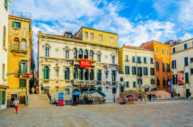 Venedik, İtalya, 20 EYLÜL 2015: Venedik 'teki Santa Maria Formosa Meydanı' ndaki eski ortaçağ evlerinin renkli cephelerinin görüntüsü