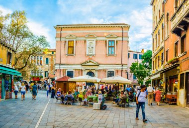 VENICE, ITALY, 20 EYLÜL 2015: İtalya 'nın daha az ziyaret edilen Venedik' inde küçük bir meydanın manzarası