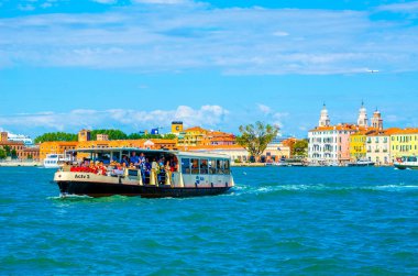 VENICE, ITALY, EPTEMBER 20 EYLÜL 2015: Bir grup turist, İtalya 'nın Venedik kentindeki turistik bir teknede gezintiye çıkıyor.