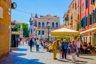 20 EYLÜL 2015 İnsanlar İtalya 'nın Venedik kentindeki Campo Santo Stefano Meydanı' nda geziniyor.