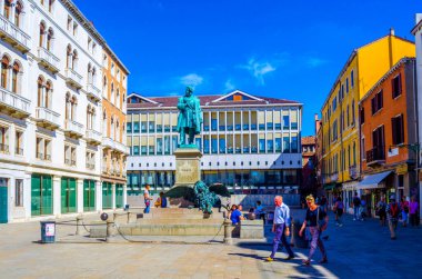 Venedik, İtalya, 20 Eylül 2015: İnsanlar İtalya 'nın Venedik kentindeki küçük bir meydanda geziniyorlar.