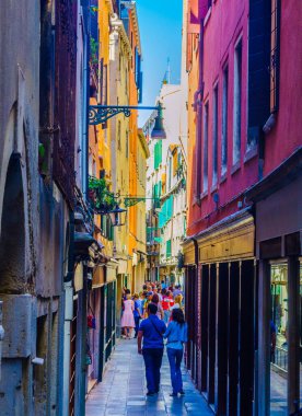 VENICE, ITALY, 20 EYLÜL 2015: İnsanlar İtalya 'nın Venedik şehrinde küçük bir caddede geziniyorlar.