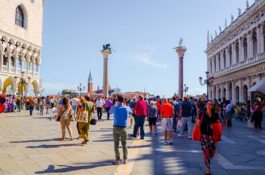 VENICE, ITALY, 20 EYLÜL 2015: İnsanlar San Marco Meydanı, Venedik İtalya