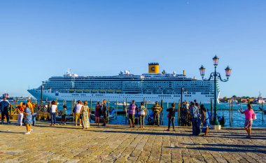 Venedik, İtalya, 20 Eylül 2015 yolcularla dolu dev bir yolcu gemisi yoğun bir turistik günün ardından İtalya 'nın Venedik' inden ayrılıyor..