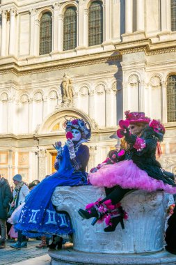 Venedik, İtalya, 25 Şubat 2017: Ünlü karnaval sırasında Venedik sokaklarında kostüm giymiş bir kişi geziniyor..