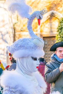 Venedik, İtalya, 25 Şubat 2017: Ünlü karnaval sırasında Venedik sokaklarında kostüm giymiş bir kişi geziniyor..