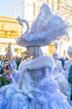 Venedik, İtalya, 25 Şubat 2017: Ünlü karnaval sırasında Venedik sokaklarında kostüm giymiş bir kişi geziniyor..