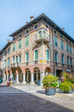 UDINE, İtalya, 26 Şubat 2017: Udine, İtalya 'nın tarihi merkezinde bir caddenin görüntüsü.