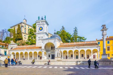 UDINE, ITALY, FEBRUARY 26, 2017: İnsanlar Udine, İtalya 'nın tarihi merkezindeki Piazza della liberta' da geziniyorlar.