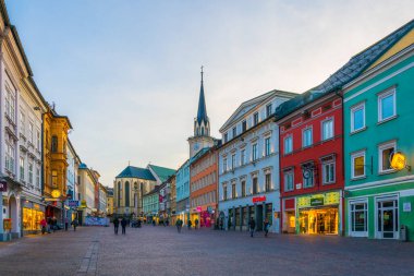 VILLACH, AUSTRIA, 20 Şubat 2016: Günbatımında Avusturya şehir köyünün hauptplatz ana meydanı manzarası.
